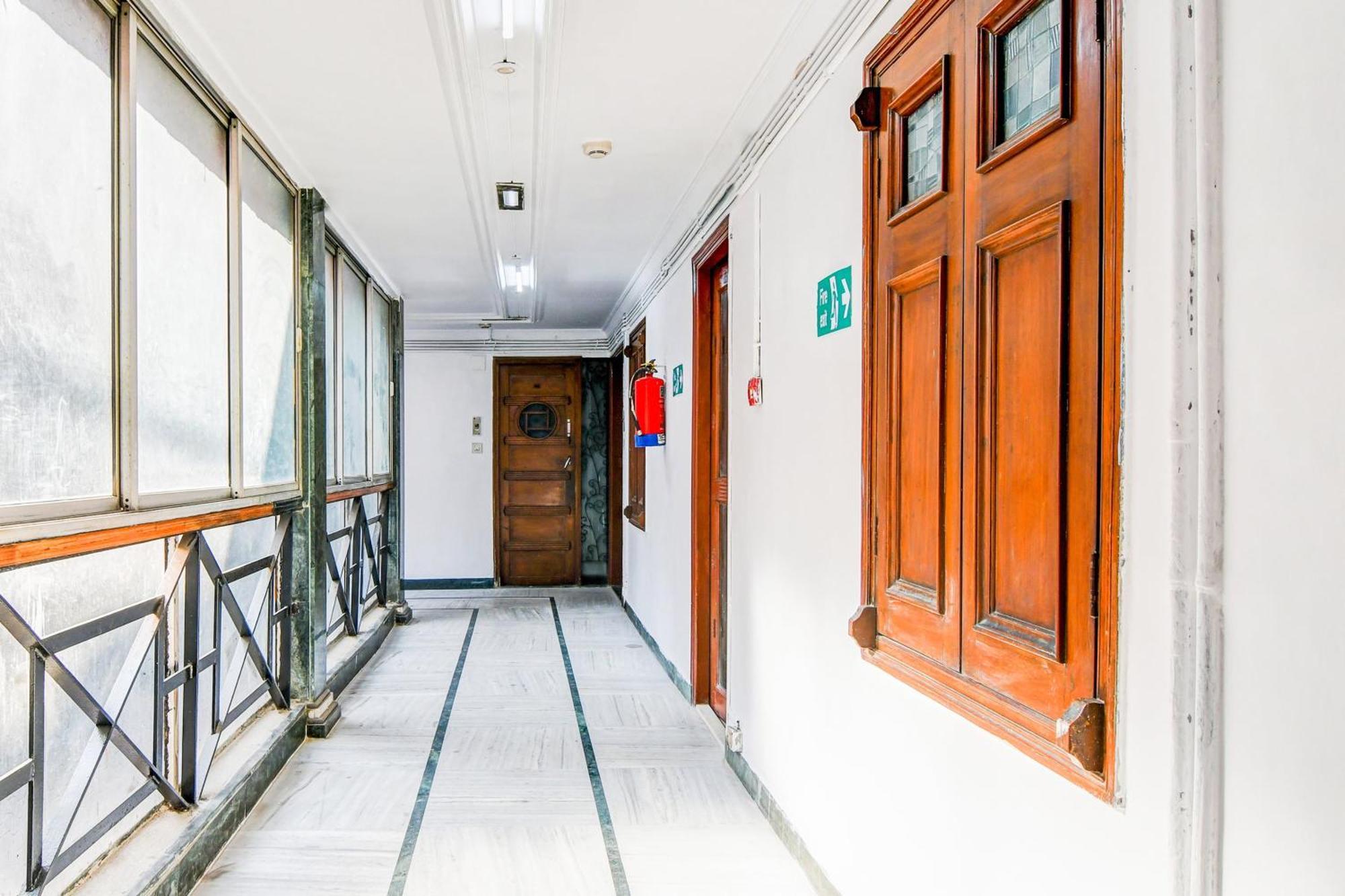 Super Hotel O Lenin Sarani Калькутта Экстерьер фото